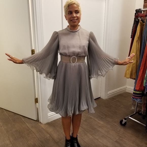 Vinrage pleated grey dress will fit a size 4 to 8 - Picture 3 of 7